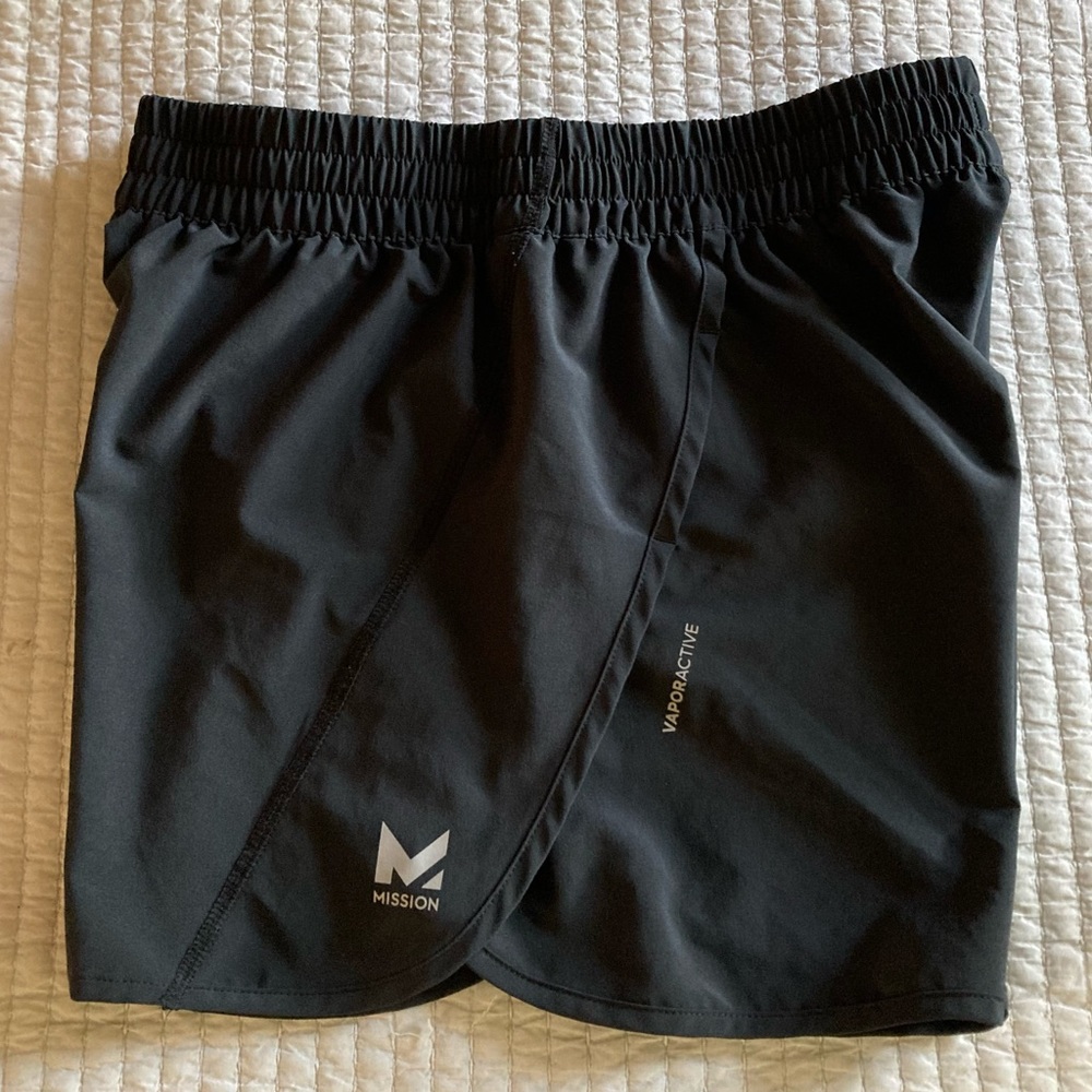 MISSION VaporActive women M preowned 4 “training shorts